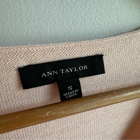 Ann Taylor Merino Wool Blend Lightweight Sweater Sz S Baby Pink V-Neck Preppy - Picture 3 of 12